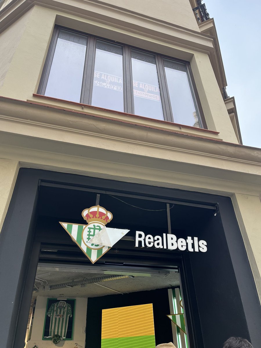 MartaRuiz_'s tweet photo. @RealBetis de tanto besarlo se ha despegado el escudo de la tienda de la Avenida Constitución en Sevilla. 😉💚 https://t.co/Y3YOVrkIsx