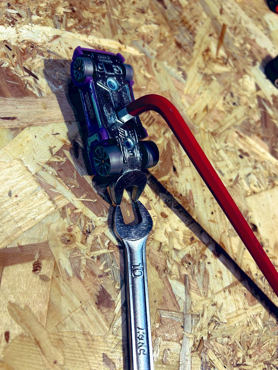 Hot_Wheeler_Mat's tweet photo. トレジャーでないツーリガン。
気になるサイズは、メトリックで、10mmスパナ、6mmソケット相当でした。
こんなに、謎車買うと思わなかったなー笑
#HotWheels #ホットウィール #tooligan #ツーリガン #謎車 #工具 https://t.co/6a1geD7ute