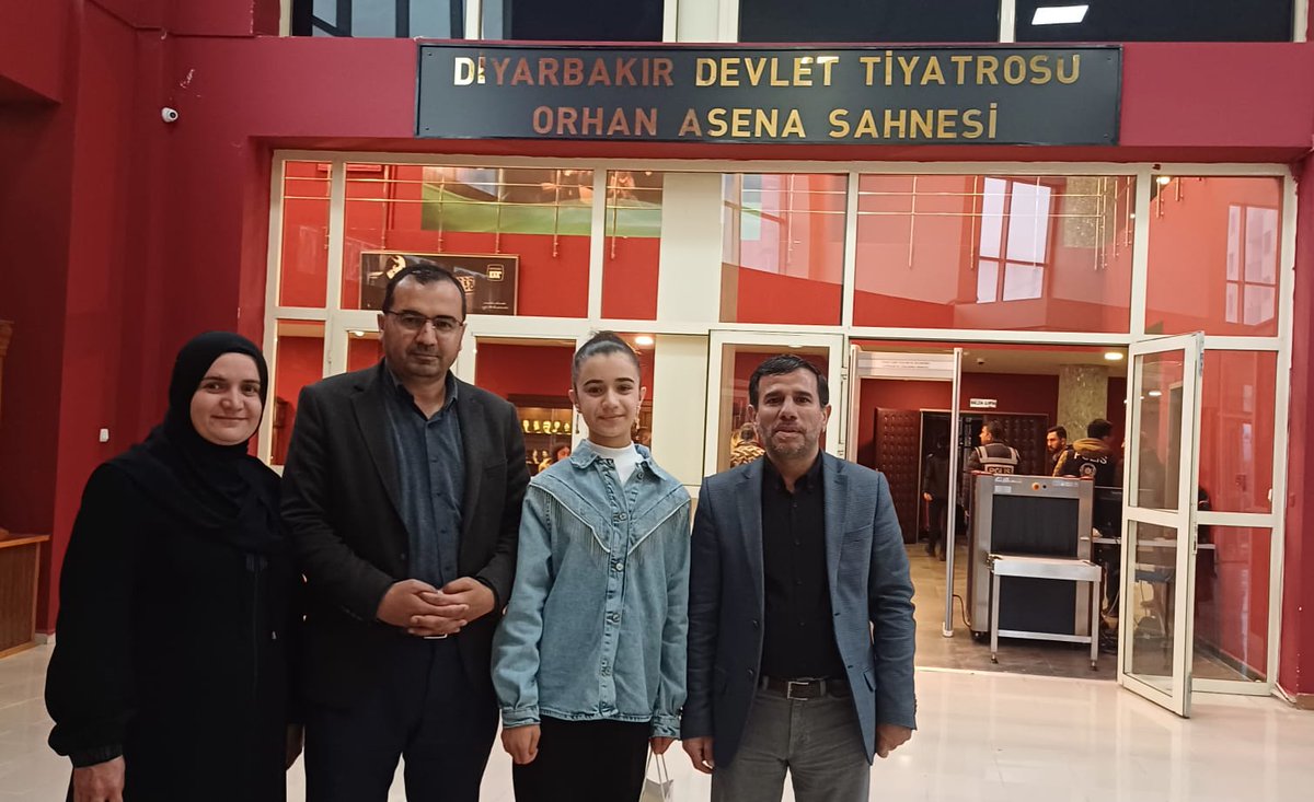 18 Mart Çanakkale Zaferinin 109. Yıldönümü kapsamında düzenlenen Resim Şiir Kompozisyon Yarışması;
Şiir Kategorisinde il 3.sü seçilen 7/A sınıfı öğrencimiz Murşide KARABAŞ ödülünü 7. Kolordu ve Garnizon Komutanımız Tümgeneral Sayın Fedai ÜNSAL'dan aldı.
Öğrencimizi tebrik ederiz.