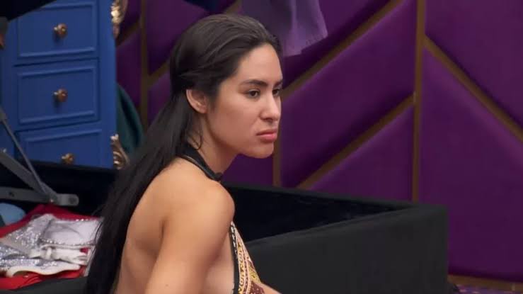 diegoschueng's tweet photo. 🚨OPINIÃO: Isabelle não leva o #BBB24 a sério e por isso não merece vaga na final. O voto no Buda foi a sinalização de que ela não está preocupada com o grupo. Ela só se preocupa quando ela tá na reta. 

Durante a tarde de domingo Davi chama Cunhã pra fechar voto com Fada e ela praticamente se recusa. Alane pagou o preço e foi direto pro paredão. Mas veja… com o empate a decisão não estaria na mão da Isabelle mas existiria a intenção de ajudar o grupo e nem estaríamos falando dela agora. Entende?

Estamos na reta final, precisamos avaliar a intenção de quem tá lá… é sobre comprometimento e sobre unir forças pra fechar voto contra os adversários. São 70 dias da Isabelle fugindo. Se fosse outra líder, outra situação, outro cenário, o voto da Isabelle seria fundamental pra ajudar o grupo. E se fosse o Davi no lugar da Alane, hein? Vale a reflexão.

Sem jogo pra mim Cunhã já pode ser a próxima eliminada.