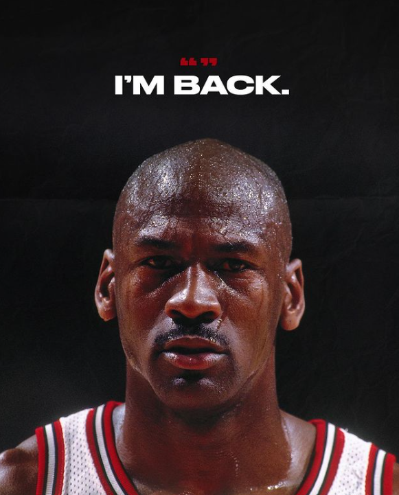 NBAdabad's tweet photo. Há exatos 29 anos, em 18 de março de 1995, Michael Jordan soltou um comunicado à imprensa com apenas duas palavras:

"Eu voltei."

Michael Jordan havia se aposentado do basquete em 1993, aos 30 anos de idade, por estar desmotivado, e também abalado com a morte do pai.

Tinha acabado de ser tricampeão da NBA em 1991/92/93 e estava no auge da carreira. Era disparado o melhor jogador do mundo.

Durante a aposentadoria do basquete, mudou todo o porte físico do corpo para se aventurar no beisebol.

Retornou em 1995, após mudar novamente todo o porte físico de volta para o basquete, aposentado por 2 anos, e ganhou mais 3 títulos em sequência: 1996, 1997 e 1998.

O cara podia fazer o que queria da carreira, e ainda seria o melhor jogador de basquete por MUITO.