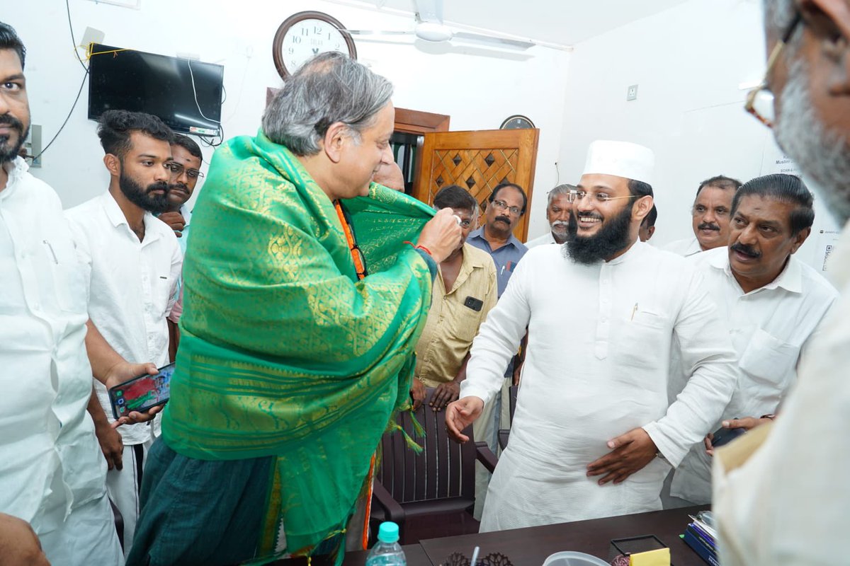 ShashiTharoor's tweet photo. Broke the Ramadan fast last night at the Karamana Masjid. Met with the Imam and the Jama’ath President and mingled with the devotees https://t.co/qdk7JB0YOJ