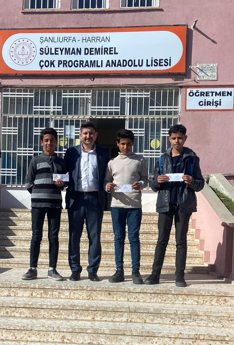 HarranSDCPAL's tweet photo. BİGEP kapsamında okul genelinde düzenlediğimiz sevgi temalı şiir yarışmasına dereceye giren öğrencilerimiz Mahmut Biter, Yusuf Kazgan ve İsa Kaymaz ödüllerini okul müdürümüz Sayın Mustafa Demir’den aldı. https://t.co/GWjos4RhAY