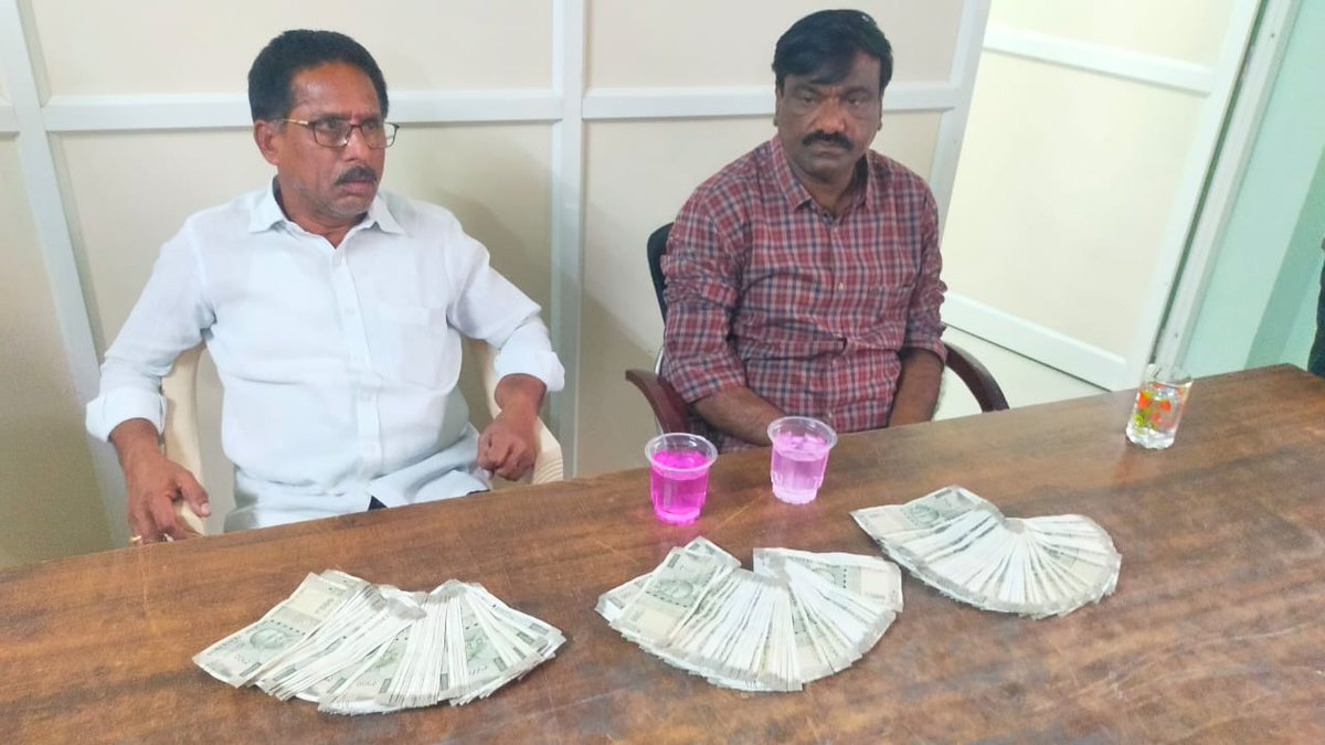 ArbaazTheGreat1's tweet image. M.Srinivas Rao,Town Planning officer I/c,Asst City Planner,Nizampet Municipal Corporation #Medchal-Malkajgiri along with one private man caught #Redhanded by #ACB_Officials while demanded and accepted bribe amount of 1.5lks from the complainant to do an official favour.#Hyderabad