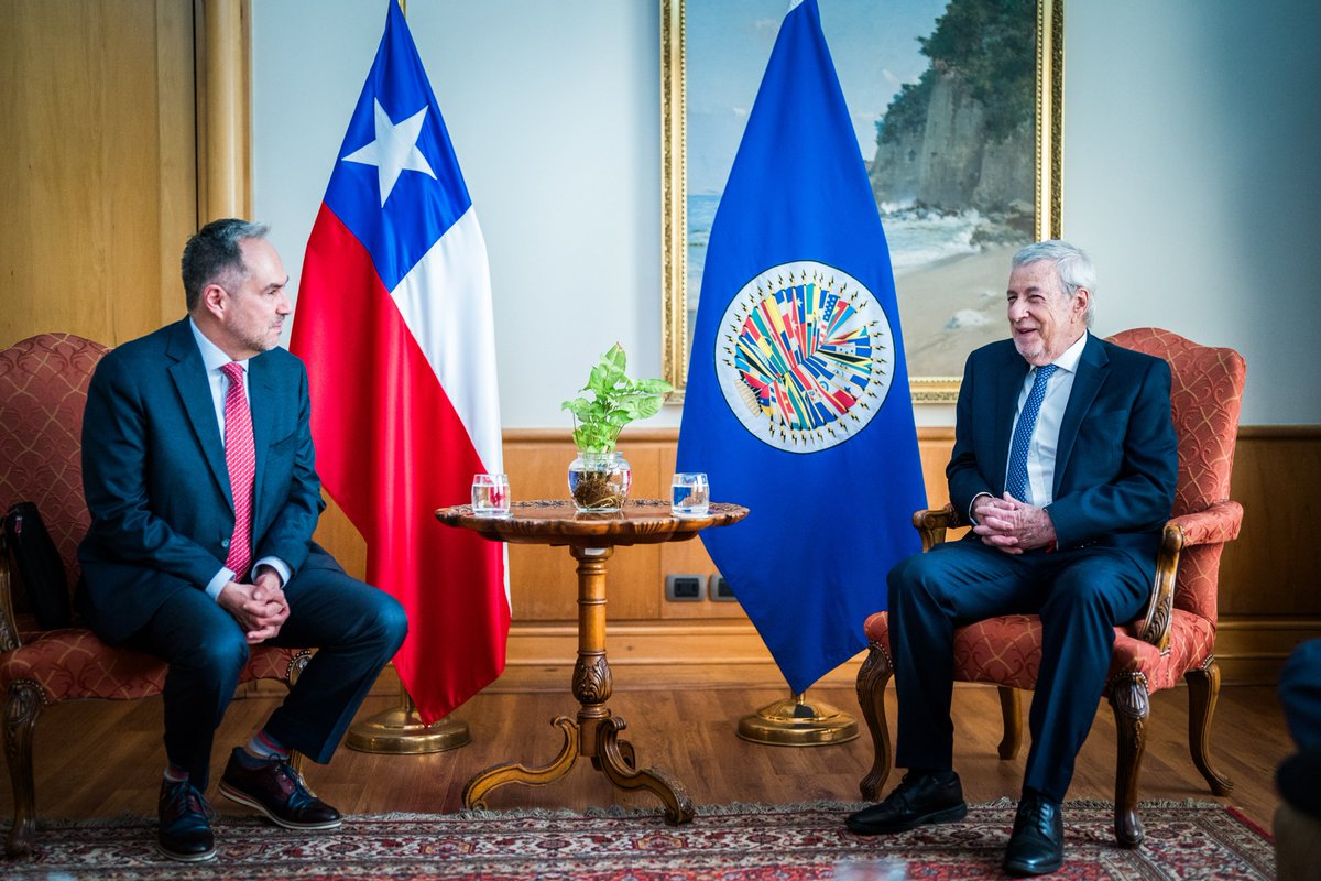 Minrel_Chile's tweet photo. El canciller @AlbertoKlaveren se reunió con el comisionado de la @CIDH, José Luis Caballero. Abordaron el trabajo del Mecanismo Conjunto de Seguimiento a las Recomendaciones del Informe de Situación de Derechos Humanos en Chile (Mesech) y la hoja de ruta del citado mecanismo. https://t.co/IIQi2WbbpE