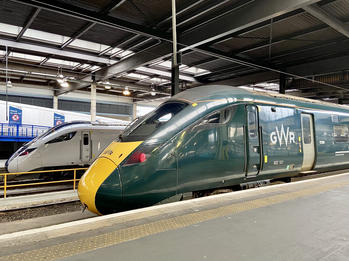 It’s not often you see @GWRHelp and @AvantiWestCoast side-by-side at @NetworkRailEUS 👋🏻