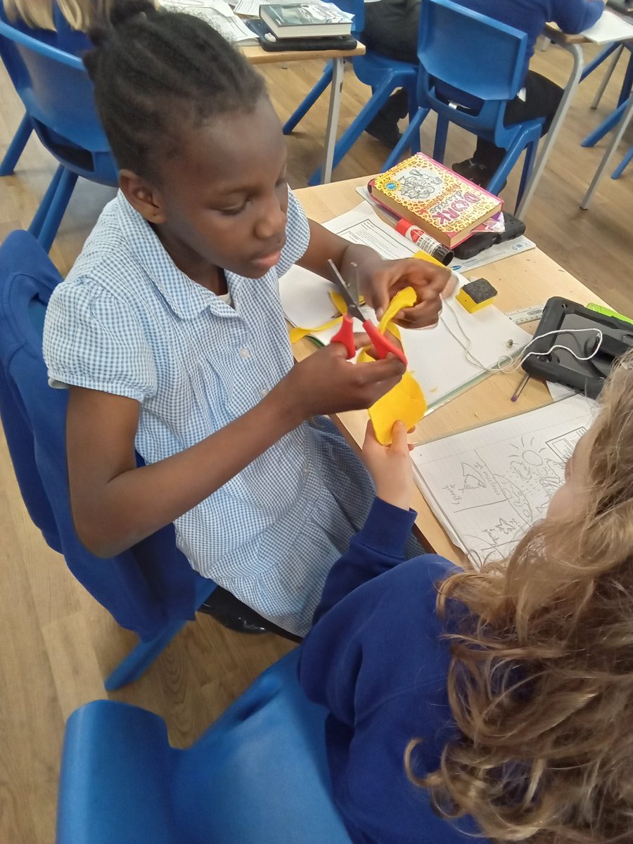 DeltaMerseyY6's tweet photo. In science we are investigating which material has the most air resistance by making parachutes #MPAscience @DeltaMersey https://t.co/XABFmcUsVJ