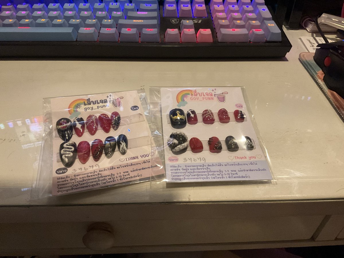 ว่าแล้วก็อวยยศร้านเล็บปลอมในดวงใจหน่อยค่ะ

<a href="/Goy_Punn/">goy_punnเล็บเจล</a> 

สั่งเล็บลายโครวลีย์ไปล่ะค่ะ! 

อันซ้ายแบบยาวเฉี่ยวสวยสับไว้ใช้ตอนคอส ส่วนขวาเป็นแบบสั้นหน่อยเพราะเราขี้รำคาญเล็บยาว ไว้ใส่เล่นในชีวิตประจำวัน

งานสวย งานดี งานไว คุ้มราคามาก แถมพี่คนทำน่ารักอันดับหนึ่งเลยค่ะ🥹💖