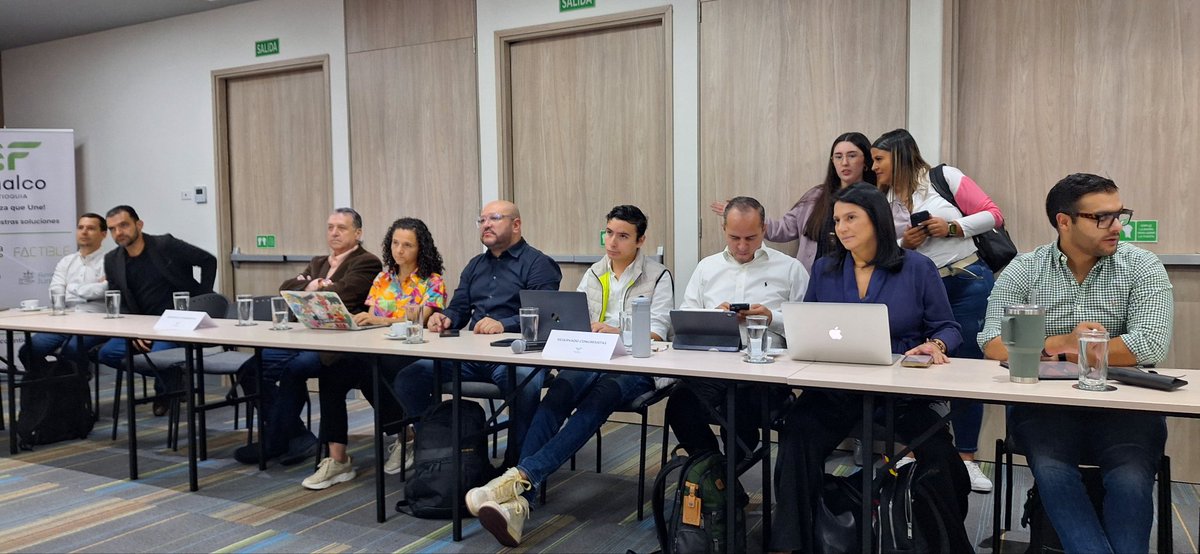 Chalabyf's tweet photo. En reunion con la bancada de Antioquia  citada con @Fenalco_Ant y liderada por @Majobernalgavi1.  Los comerciantes como empresarios necesitamos estos interlocutores. https://t.co/Wz2Y27DfEX