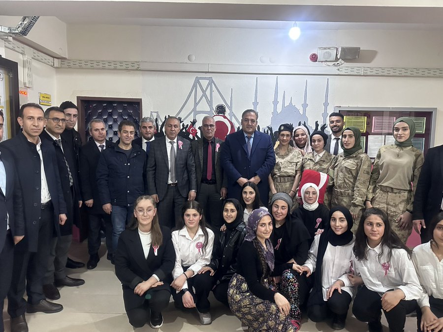 HaskoyMem's tweet photo. Kaymakam Vekilimiz Ahmed ÇELİK,  18 Mart Çanakkale Zaferi ve Şehitlerini Anma Günü'nün yıl dönümü dolayısıyla icra edilen çelenk sunma törenine ve anma programına katıldı.
#ÇanakkaleGeçilmez 
#18Mart
@tcmeb @Yusuf__Tekin
@MusMilliEgitim1 @bozyel_necdet 
@MhtllhBNGL @HaskoyMtal https://t.co/EmUDDtsCPu