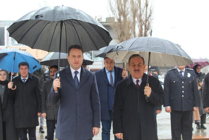 HaskoyMem's tweet photo. Kaymakam Vekilimiz Ahmed ÇELİK,  18 Mart Çanakkale Zaferi ve Şehitlerini Anma Günü'nün yıl dönümü dolayısıyla icra edilen çelenk sunma törenine ve anma programına katıldı.
#ÇanakkaleGeçilmez 
#18Mart
@tcmeb @Yusuf__Tekin
@MusMilliEgitim1 @bozyel_necdet 
@MhtllhBNGL @HaskoyMtal https://t.co/EmUDDtsCPu