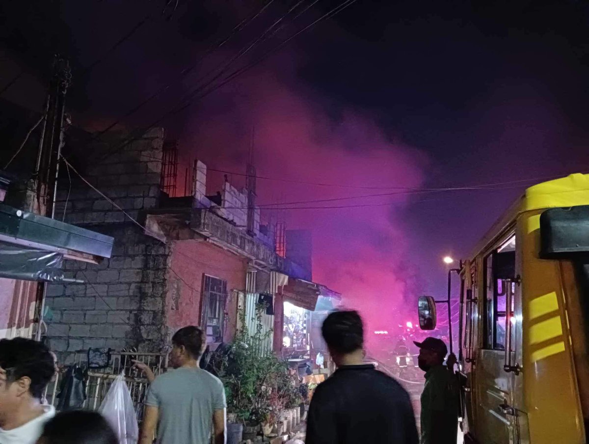 pinas_city's tweet photo. TINGNAN: Naapula na ang sunog na sumiklab sa isang residential area sa Guadalupe St., Fatima Subdivision, Barangay Zapote, Las Piñas.
Ayon sa BFP, naapula ang sunog kaninang 8:47 ng gabi kung saan itinaas ito sa unang alarma.
#LPCUpdate #SunogAlert #FireAlert #LasPiñas https://t.co/xnVj9FjABt