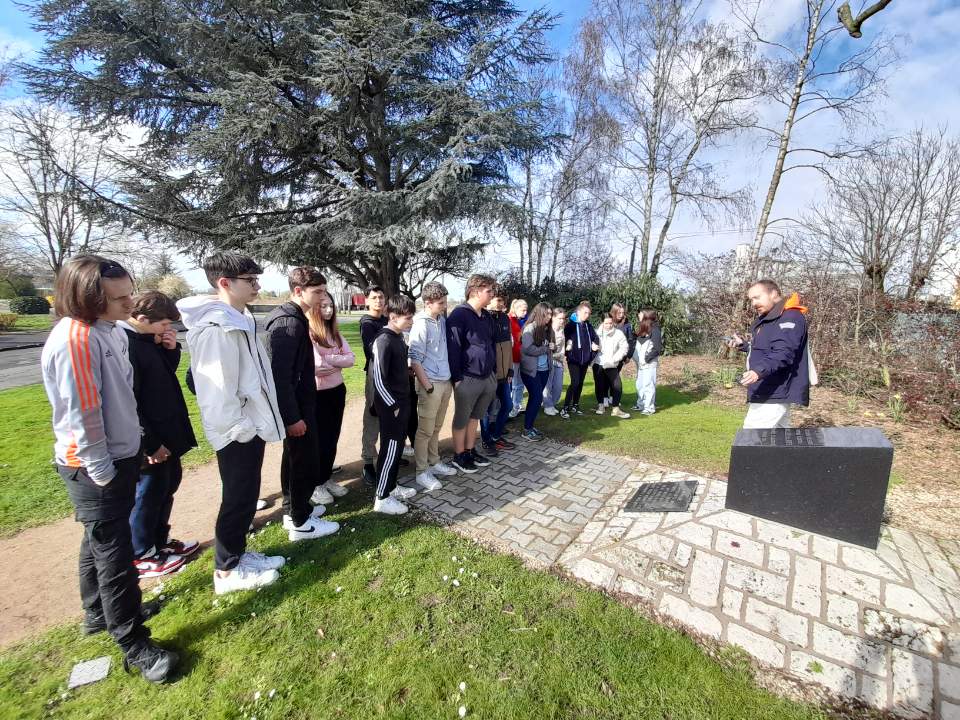 LouisMerle79's tweet photo. Sur la route pour Strasbourg, les 3e de Louis Merle font une halte pour découvrir le camp de Pithiviers #memoire #parcourscitoyen #semextra cc  @DSDEN79 @DeuxSevres @PoleVDRpoitiers https://t.co/OKUW2e5BiX