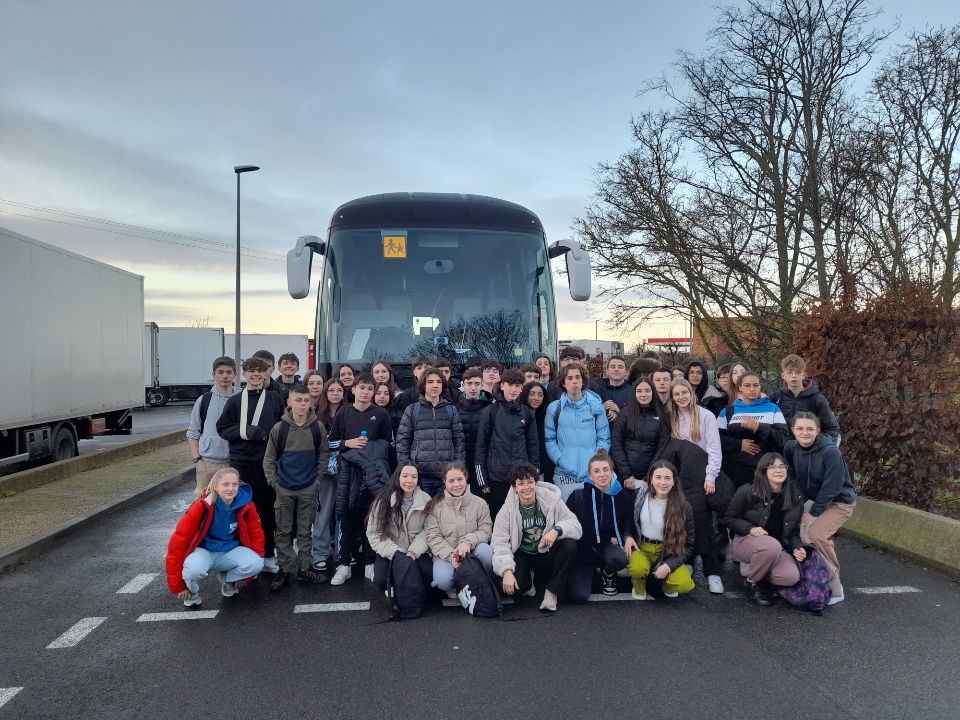 Sur la route pour Strasbourg, les 3e de Louis Merle font une halte pour découvrir le camp de Pithiviers #memoire #parcourscitoyen #semextra cc  <a href="/DSDEN79/">DSDEN Deux-Sèvres</a> <a href="/DeuxSevres/">79 le Département</a> <a href="/PoleVDRpoitiers/">Pôle Valeurs de la République POITIERS</a>