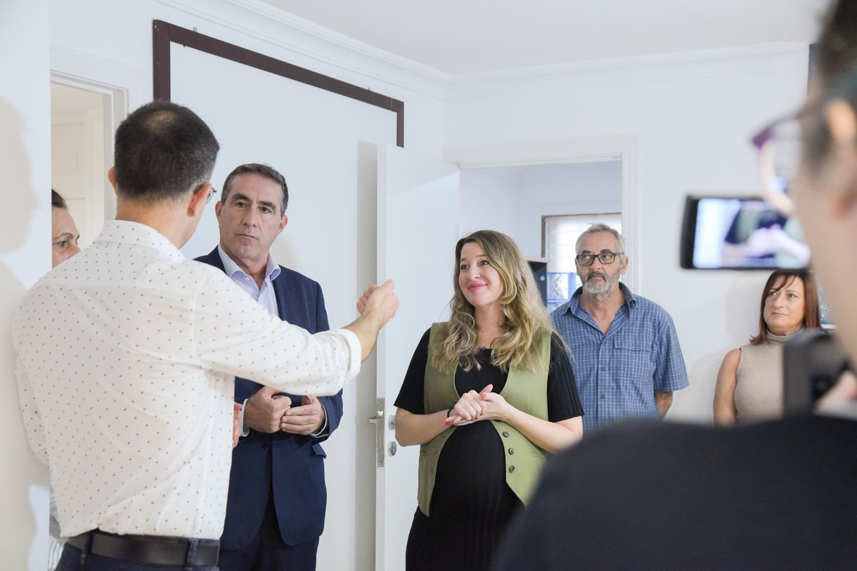 El viceconsejero <a href="/FrancisCandilG/">Francis Candil González</a> y la directora <a href="/veronicamepi/">Verónica Meseguer</a> visitaron hoy en Tenerife el <a href="/telefonoespecan/">Telefono Esperanza Canarias 🇮🇨</a>.

Allí refrendaron el apoyo del Gobierno a este importante servicio, esencial para combatir la soledad no deseada de nuestros mayores y evitar su aislamiento social 💜👇