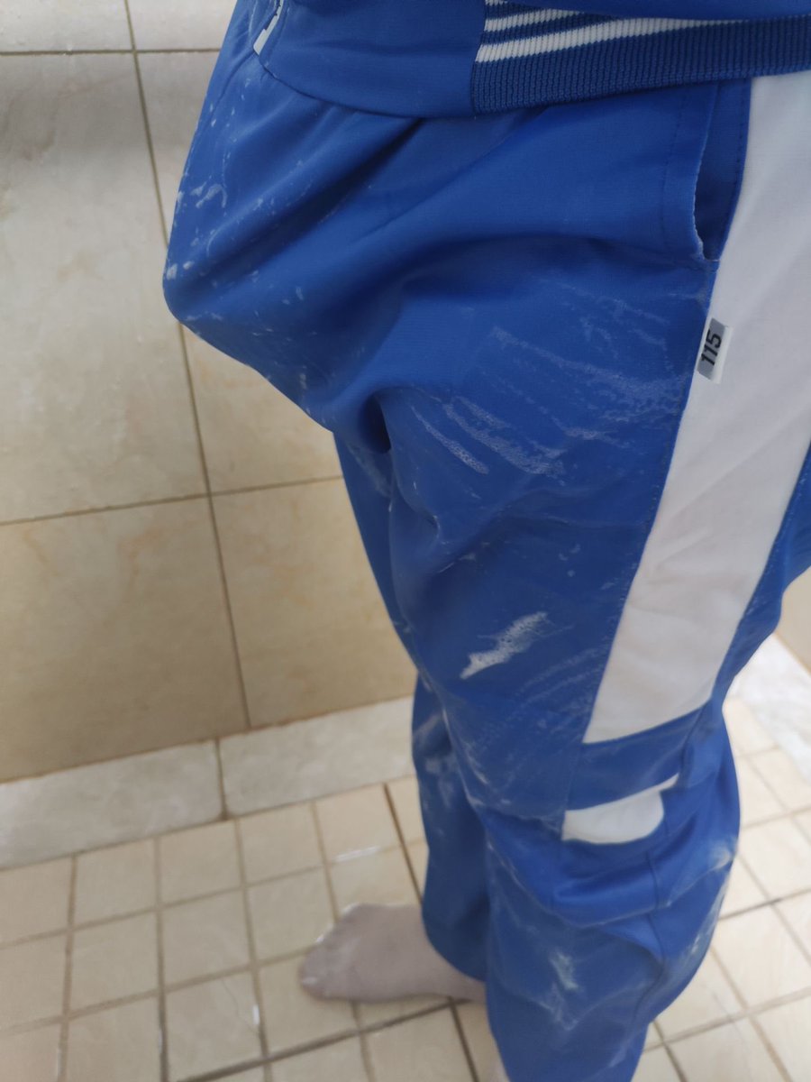 jimwang1231's tweet photo. 尿裤子真的太舒服了尤其是惠高这种校服的面料真的很诱人很舒服。然后就索性穿着一起洗了。洗完下面起反应了那就顺带释放一下吧。 https://t.co/KgTURPelE4