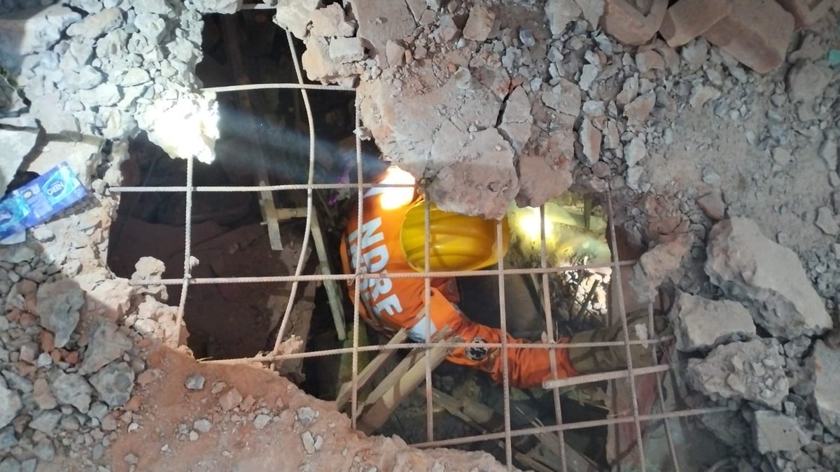 NDRFHQ's tweet photo. #CSSR_Ops #NightRescue
🔶5 storey building collapsed @ HariBabu Pally Basti, Garden Reach, Kolkata
🔶20 out of total 30 victims initially rescued by locals.
🔶@2_ndrf in joint op along with local Adm. evacuated 10 trapped victims & shifted them to Hospital https://t.co/z02G02RScp