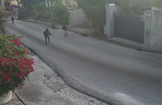 AyitiBranche's tweet photo. Yo tonbe sou kadav 7 rive jiska 11 moun maten lendi 18 mas 2024 la nan ri Panamerikèn nan komin Petyonvil. Premye eleman enfòmasyon yo lese kwè se ta yon seri bandi lapolis ta arive mete do atè.
#AyitiBranche https://t.co/HrSXcUltCD