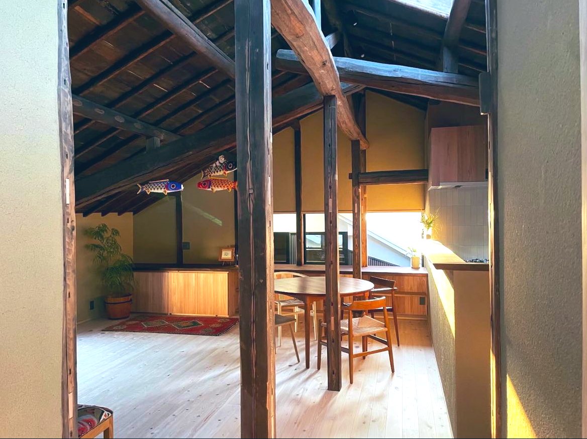 東住吉の古民家改修が竣工しました。
建物内および工務店と連携した地域社会との二重円環でのサーキュラーエコノミーの試み、ハレ／ケの空間での断熱改修コンセプトの使い分けなどの取組みを行っています。
内覧会の予定は別途アナウンスしますので、ぜひ多くの方にご意見をいただけると嬉しいです。