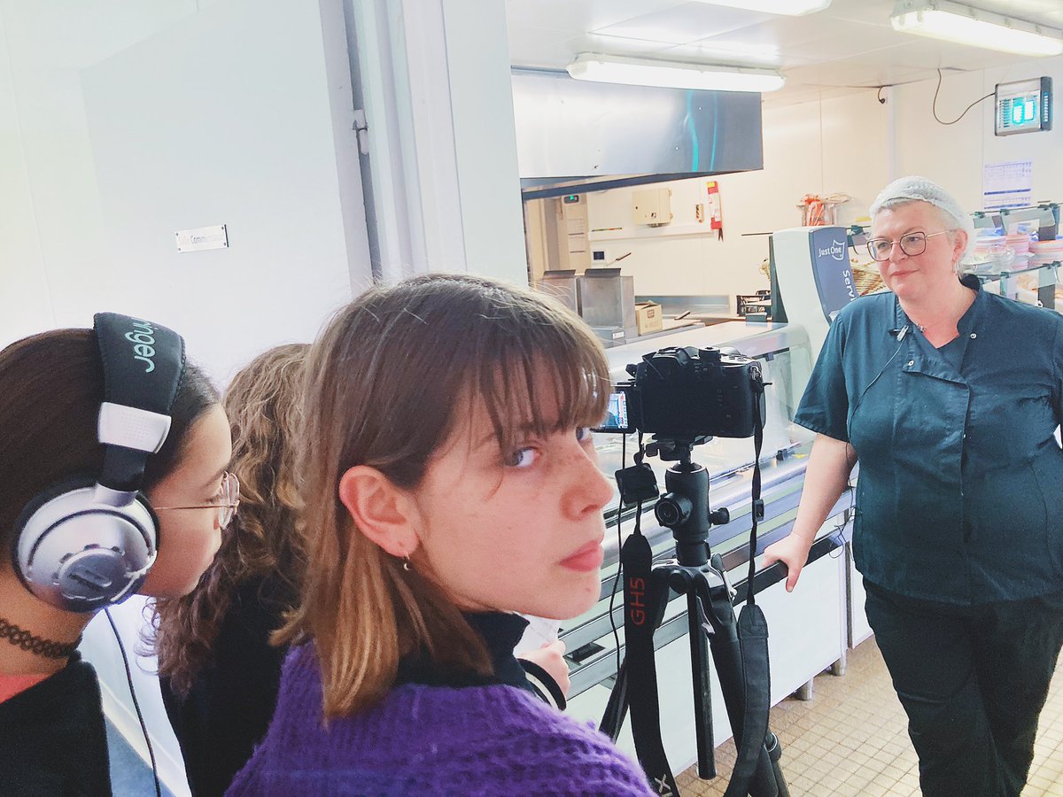 ElliotClarke's tweet photo. C’est la semaine de la presse et des médias à l’école et ça tombe bien : dans le cadre de notre résidence de journaliste percheronne avec @AidaAmara, on attaque le tournage d’un JT du collège, des podcasts de témoignages mais aussi des reportages au cœur des enjeux locaux ! #emi https://t.co/YS4XQY5wny