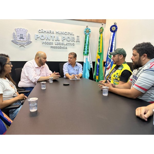 Agentes de saúde e endemias de P.Porã agradecem e entregam reivindicações ao senador Nelsinho Trad dlvr.it/T4FHrJ