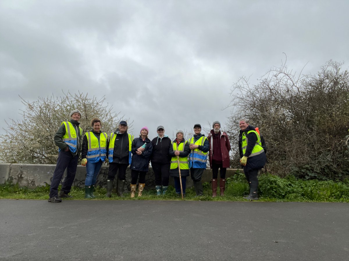 CrossnessG's tweet photo. 🌧️Rain didn’t stop 12 dedicated volunteers down at the foreshore on Sunday. We collected 22 bags of waste plus a plastic chair seat &amp; sofa cushion. Many thanks to Peabody @ThamesmeadLDN for collecting the waste &amp; @CrossnessET for 🧼🚽facilities &amp; https://t.co/YEOkZrLsU9