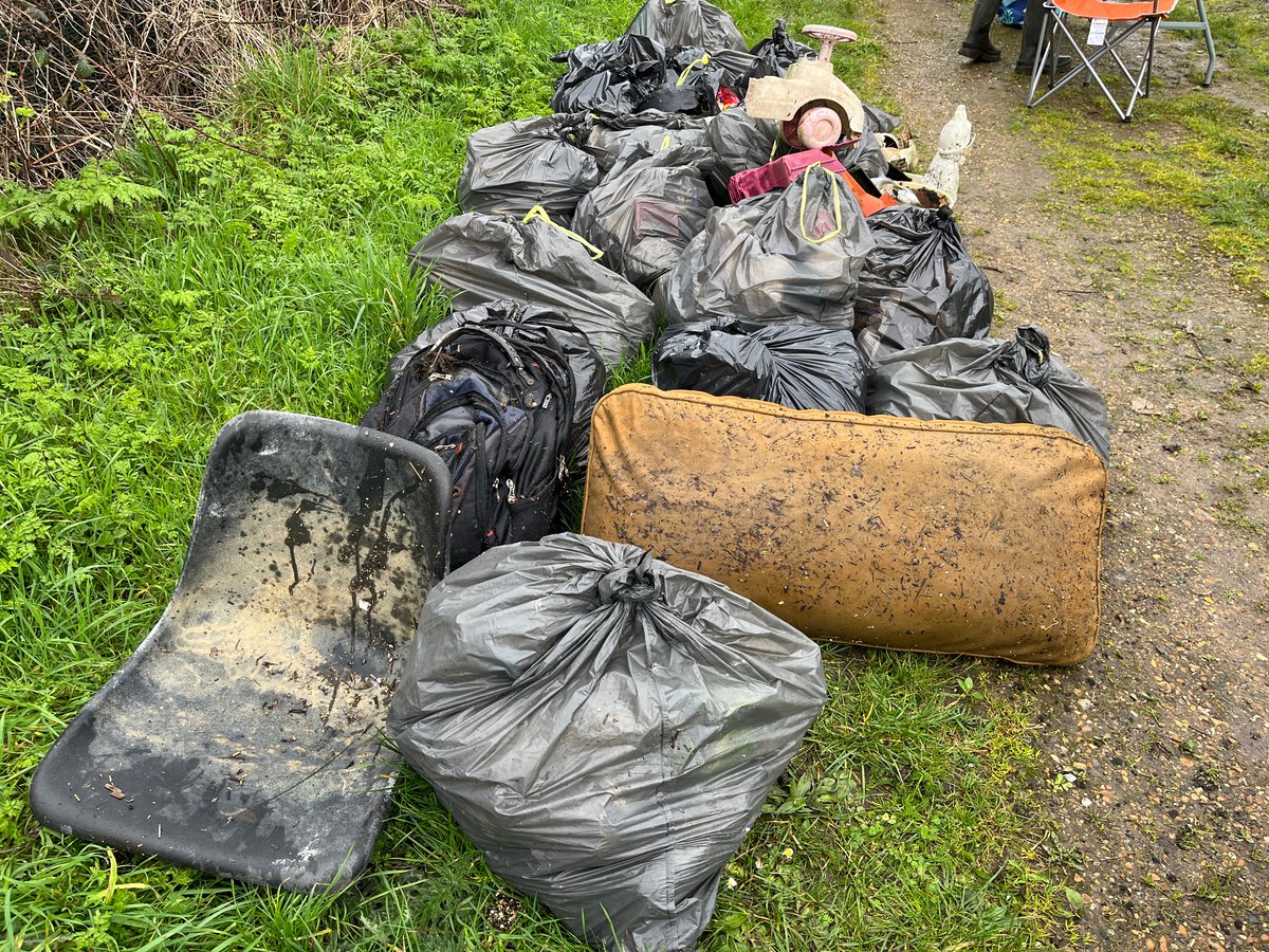 CrossnessG's tweet photo. 🌧️Rain didn’t stop 12 dedicated volunteers down at the foreshore on Sunday. We collected 22 bags of waste plus a plastic chair seat &amp; sofa cushion. Many thanks to Peabody @ThamesmeadLDN for collecting the waste &amp; @CrossnessET for 🧼🚽facilities &amp; https://t.co/YEOkZrLsU9
