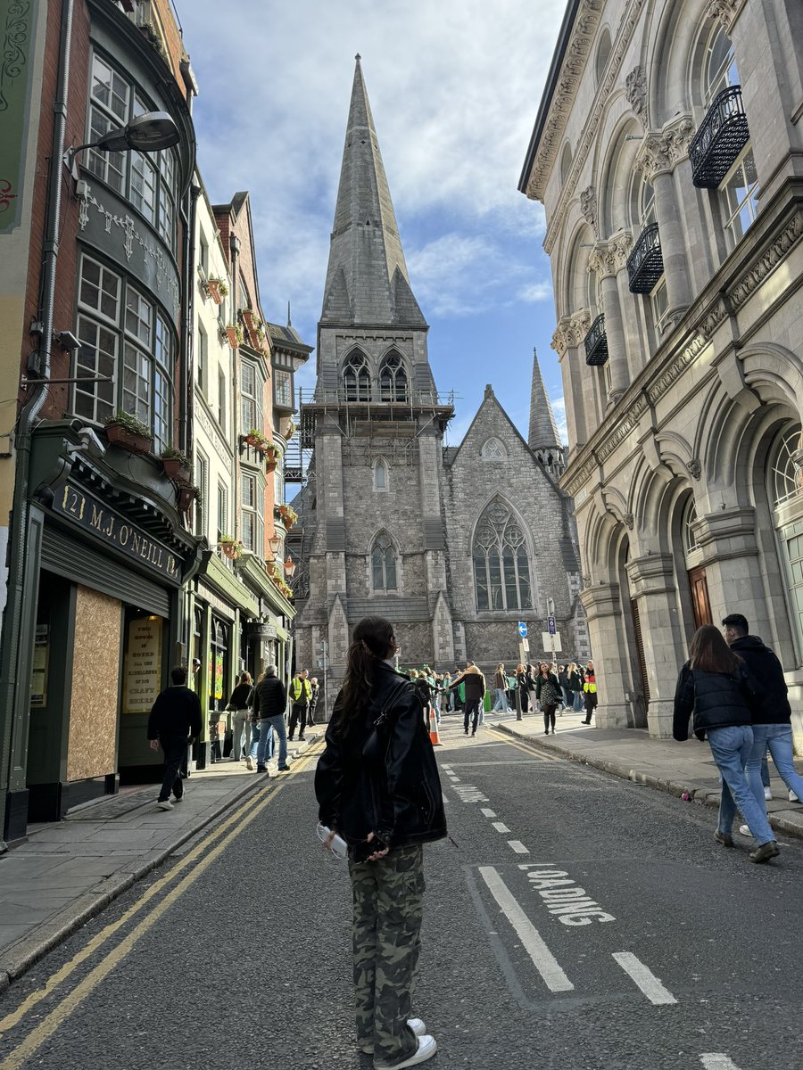 isabeldancess's tweet photo. Happy St. Patty’s from Dublin 🌈🍀🇮🇪 https://t.co/vTnqb3vpbL