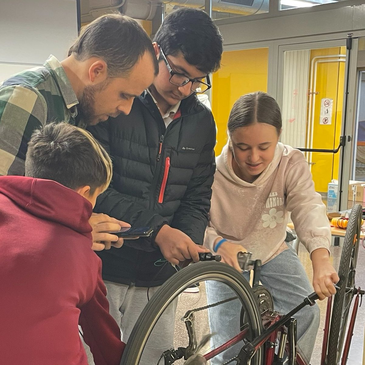 Aliances Magnet (@aliancesmagnet) on Twitter photo 🚲“Carrega’t pel canvi” o com fomentar l’ús de la bicicleta creant un carregador de mòbil que aprofita el moviment de la roda
Projecte de l’aliança <a href="/InsFortPius/">INS Fort Pius</a> i <a href="/fablabbcn/">Fab Lab Barcelona</a>, que fomenta la cultura #maker 
⚙️Fort Pius: Imaginem, aprenem, creixem
▶️youtu.be/4d_hapUaHRE?si… 🚲“Carrega’t pel canvi” o com fomentar l’ús de la bicicleta creant un carregador de mòbil que aprofita el moviment de la roda
Projecte de l’aliança <a href="/InsFortPius/">INS Fort Pius</a> i <a href="/fablabbcn/">Fab Lab Barcelona</a>, que fomenta la cultura #maker 
⚙️Fort Pius: Imaginem, aprenem, creixem
▶️youtu.be/4d_hapUaHRE?si…