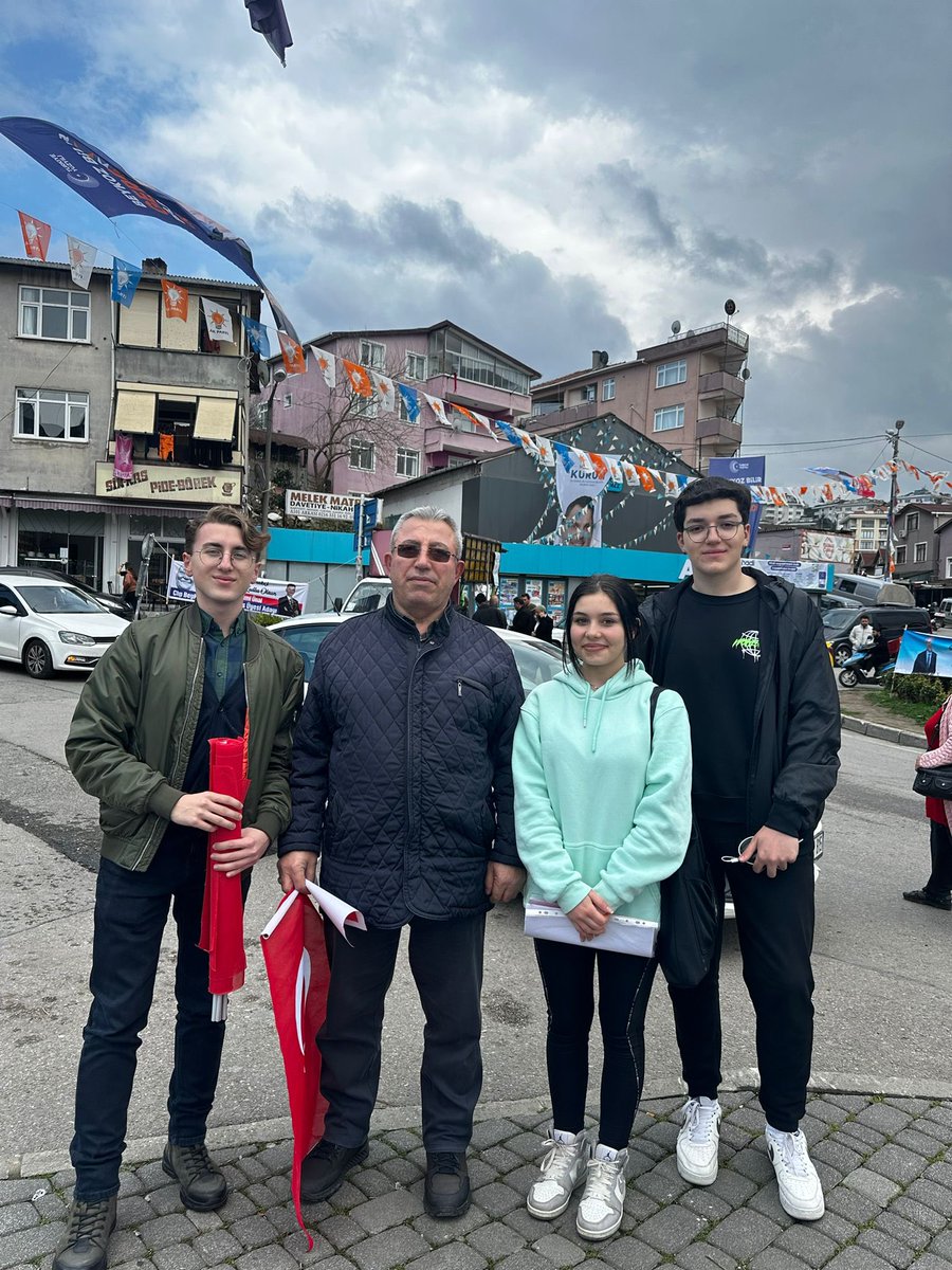 BeykozFCAL's tweet photo. Beykoz İlçe Öğrenci Meclisi olarak 18 Mart dolayısıyla şehit ailelerine ziyarette bulunduk . Türk bayrağı ve ilkokul ö��rencilerinin çizmiş olduğu Türk bayrağı ve çiçek resimlerini şehit ailelerine hediye olarak verdik . @MEMBeykoz @TC_istanbul https://t.co/Sw03bzyF7D