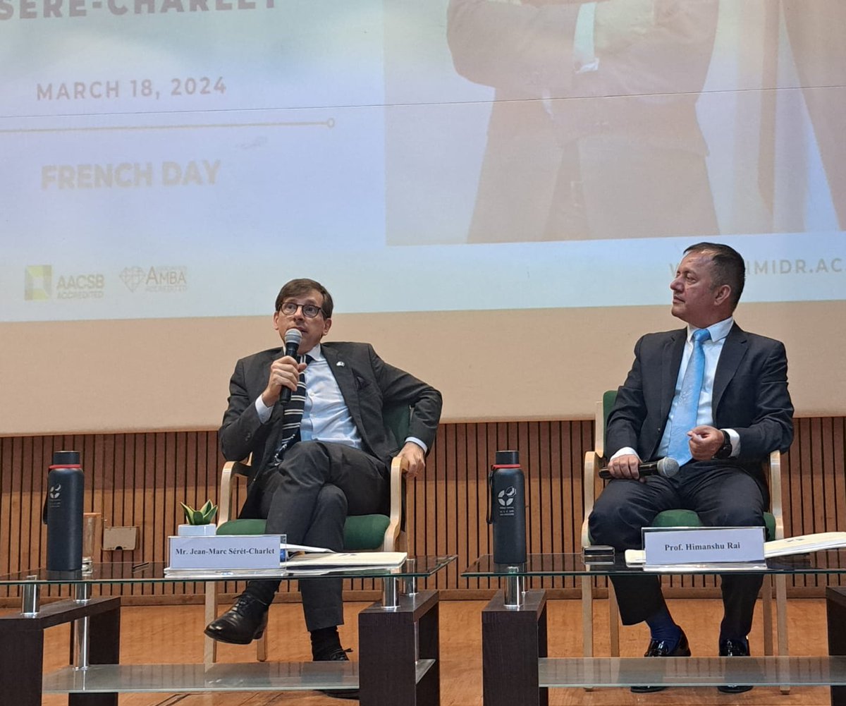 SereCharlet's tweet photo. It was a 🇨🇵 #FrenchDay at @IIM_I with karaoke,movie screening,quizz &amp; many more activities, all organised by @AFBHOPAL 👏! I had the pleasure to open the augmented reality based exhibition 'MidiMinuit' and interact with🇮🇳 students.🙏Director @askhimanshurai for your warm welcome https://t.co/avzmgtKS9x