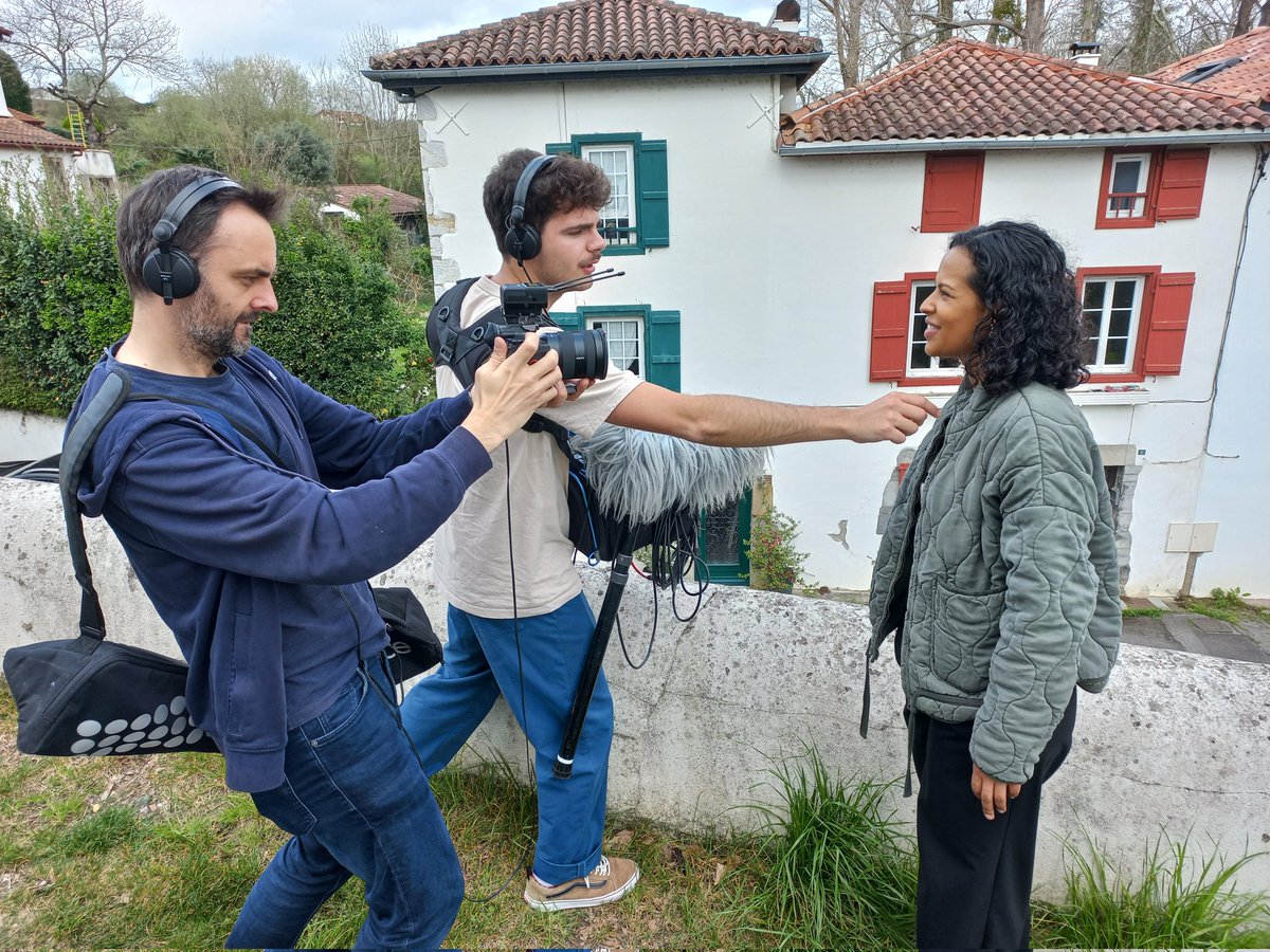 On vous prépare une surprise pimentée avec <a href="/elsanecdotes/">Elsa Arnould</a> à découvrir bientôt sur <a href="/F3Aquitaine/">France 3 Aquitaine</a> #icienfrance #paysbasque #espelette