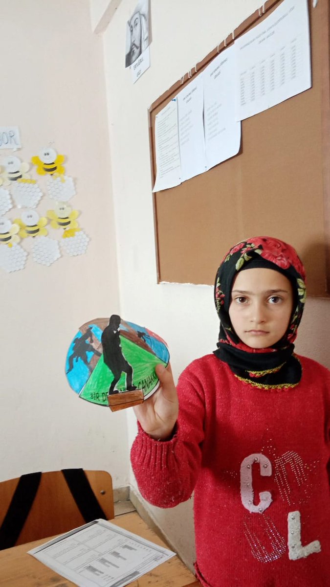 Yüreklerimiz Çanakkale'de Çanakkale Geçilmez 
Şehitler ölmez 
Vatan bölünmez