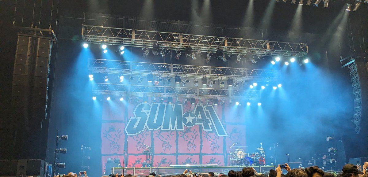 takakic's tweet photo. Thank you so much! SUM41!
昨年のパンブスキャンセルで見れず、ようやく見れると思ったら解散。
青春が蘇る曲の数々。Still waiting とIn too deep歌ってたらなんか泣きそうになった。
#SUM41 https://t.co/mWrJv13jUg