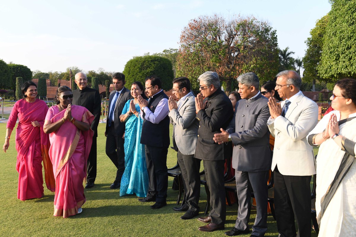 rashtrapatibhvn's tweet photo. Acting Chief Justice of Delhi High Court Justice Manmohan and judges of the High Court of Delhi visited the Amrit Udyan of Rashtrapati Bhavan. @RBVisit https://t.co/QGTZPcs0RD
