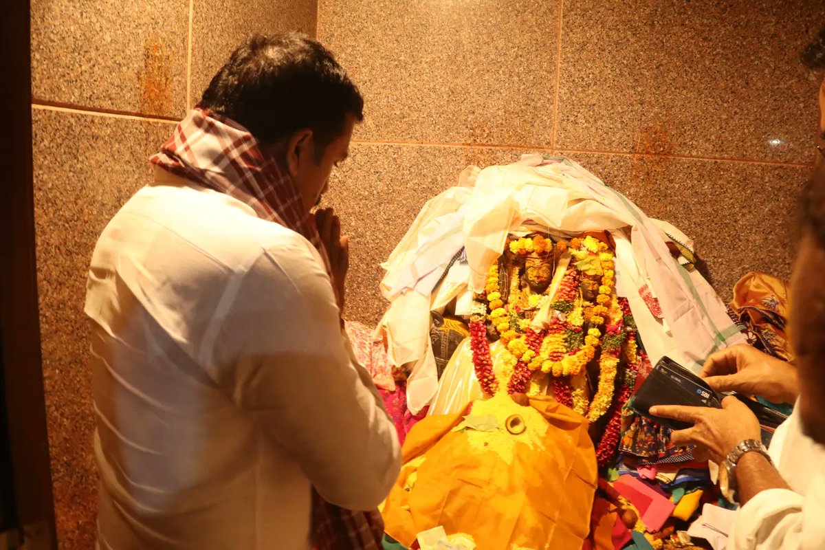 MKYTRS's tweet photo. పార్టీ గ్రామంలోని మల్లన్న స్వామి జాతర మహోత్సవంలో పాల్గొన్న కార్పొరేటర్ మెట్టు కుమార్ యాదవ్.....

పటాన్చెరు నియోజకవర్గ పరిధిలోని పార్టీ గ్రామంలో గల శ్రీ మల్లన్న స్వామి వారి ఆలయ జాతర మహోత్సవంలో ముఖ్యఅతిథిగా కార్పొరేటర్ మెట్టు కుమార్ యాదవ్ గారు పాల్గొనడం జరిగింది. https://t.co/oxbyKRSu0n
