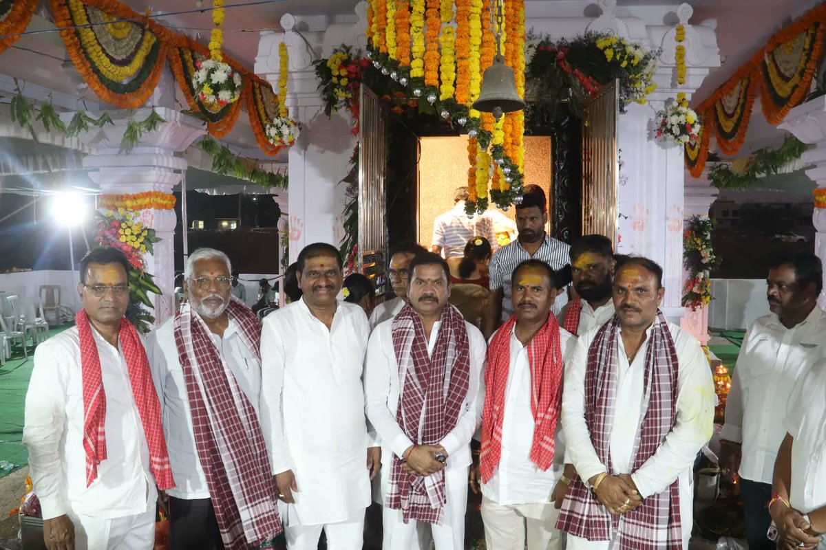 MKYTRS's tweet photo. పార్టీ గ్రామంలోని మల్లన్న స్వామి జాతర మహోత్సవంలో పాల్గొన్న కార్పొరేటర్ మెట్టు కుమార్ యాదవ్.....

పటాన్చెరు నియోజకవర్గ పరిధిలోని పార్టీ గ్రామంలో గల శ్రీ మల్లన్న స్వామి వారి ఆలయ జాతర మహోత్సవంలో ముఖ్యఅతిథిగా కార్పొరేటర్ మెట్టు కుమార్ యాదవ్ గారు పాల్గొనడం జరిగింది. https://t.co/oxbyKRSu0n