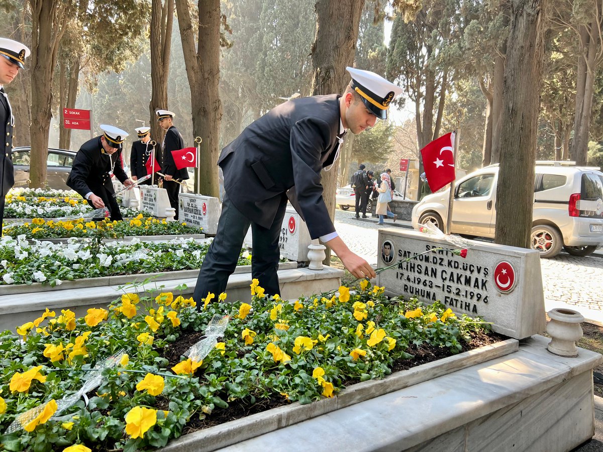msuedutr's tweet photo. MSÜ Deniz Harp Okulu öğrencileri ve Yabancı Diller Yüksekokulu Kuleli Yerleşkemizde eğitimine devam eden Harp Okullarımızın hazırlık sınıfı öğrencileri, “18 Mart Şehitleri Anma Günü ve Çanakkale Deniz Zaferi'nin 109. Yıl Dönümü” dolayısıyla Edirnekapı Şehitliği’ni ziyaret ettiler.

📸 https://t.co/uEdTNDbPaM