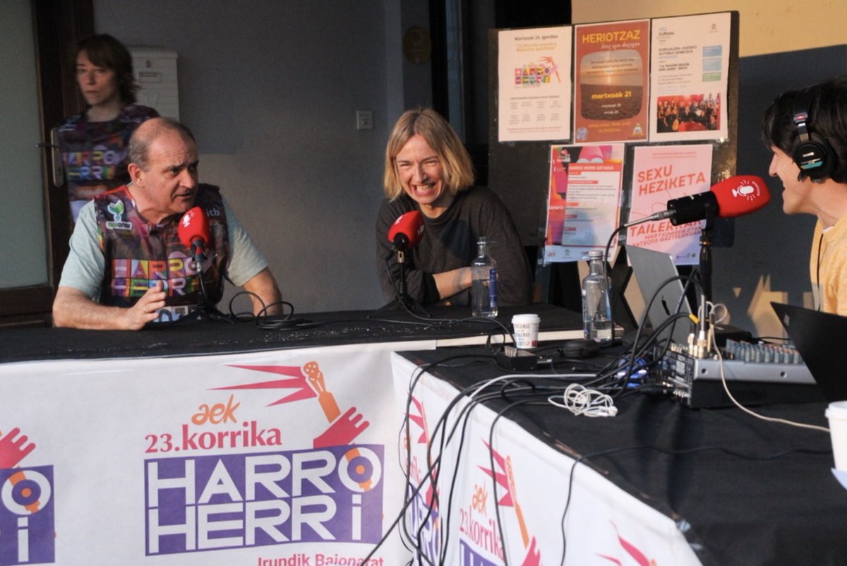 bodegatik's tweet photo. Hunkigarria izan zen festa honen parte izatea, ederra hainbat herritar gure mikro aurretik pasatzea! Guk jolasean jarraitzen dugu, euskaratik eta euskaraz. Gora euskararen herria!💪🏻 #Korrika23 #HarroHerri @korrika_aek 

Laster saioa entzungai!
📷 @artzape @urolakostakohitza https://t.co/JVwA4XhceB