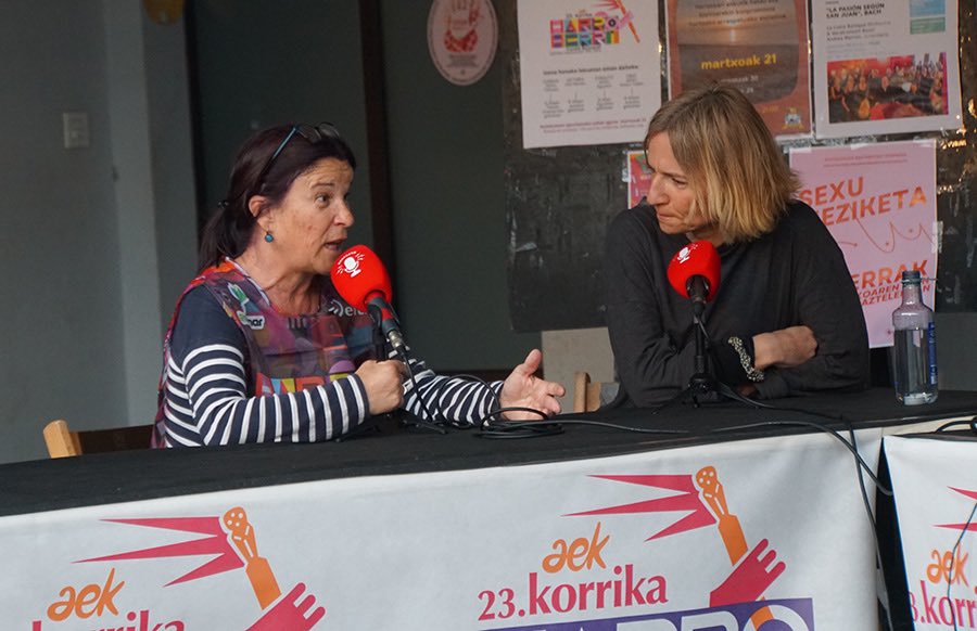 bodegatik's tweet photo. Hunkigarria izan zen festa honen parte izatea, ederra hainbat herritar gure mikro aurretik pasatzea! Guk jolasean jarraitzen dugu, euskaratik eta euskaraz. Gora euskararen herria!💪🏻 #Korrika23 #HarroHerri @korrika_aek 

Laster saioa entzungai!
📷 @artzape @urolakostakohitza https://t.co/JVwA4XhceB