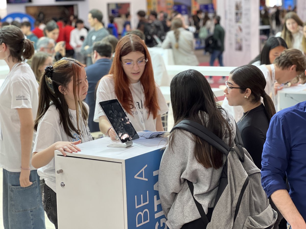 LaSalleBCN's tweet photo. 🔝 Gràcies a tots els qui ens van visitar un any més al @saloensenyament! També volem expressar un enorme agraïment a l'alumnat, al professorat i a l'equip d'admissions per la seva dedicació i suport durant aquests dies. Sou increïbles!💙

📲https://t.co/PV8lIVnnRg
 
#BeRealBeYou https://t.co/IZ0eUYnMbR