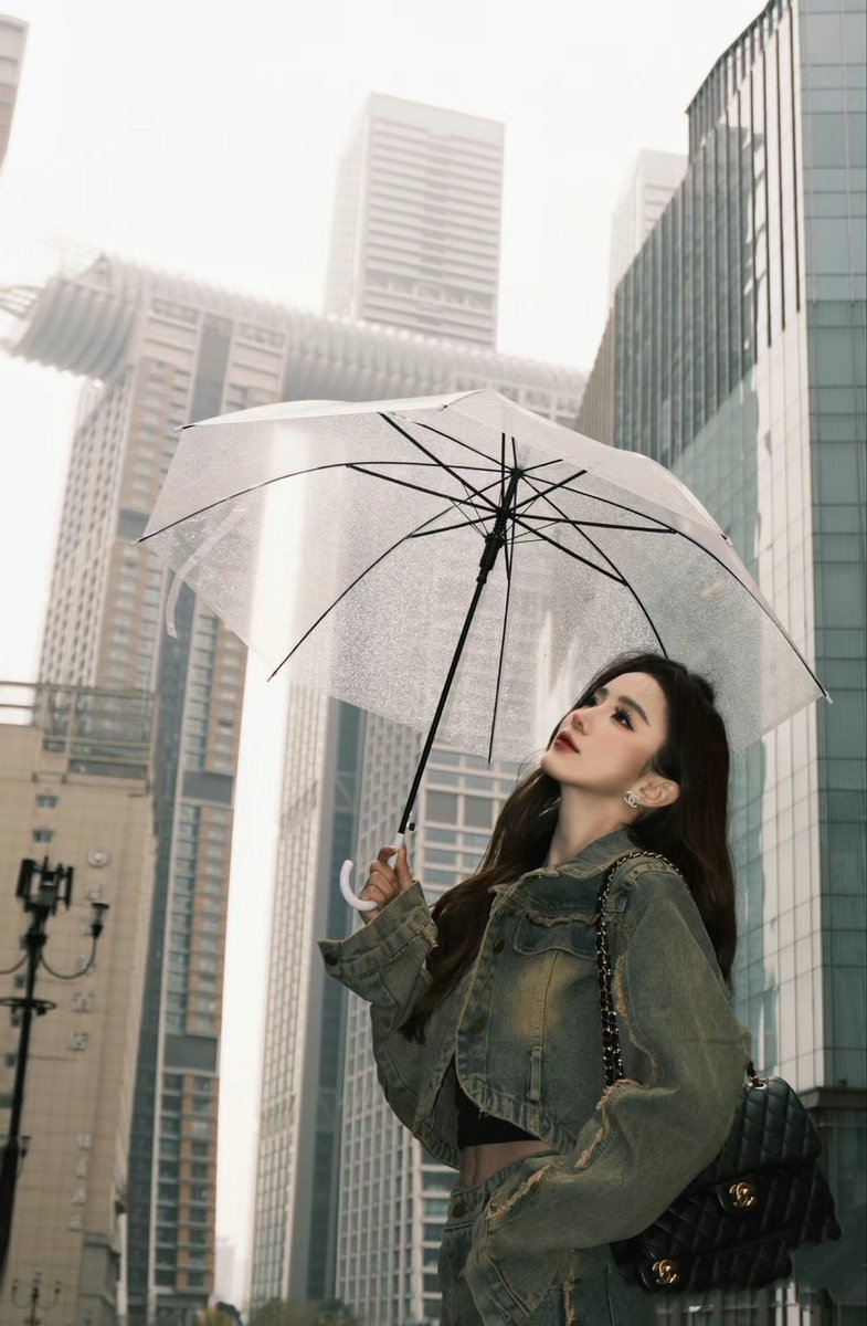 下雨天的重庆来福士也太有感觉了吧 https://t.co/ls6wVUjZy6