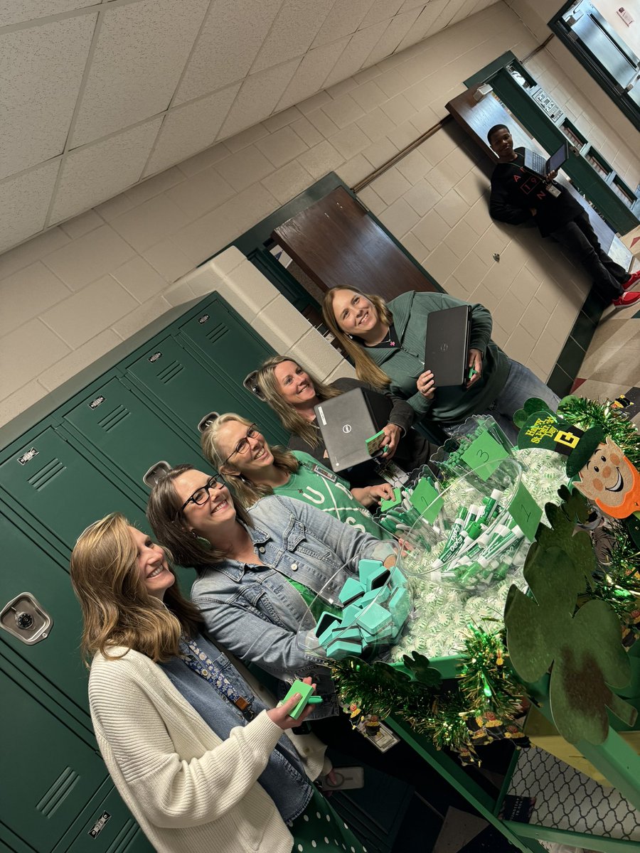 The Luck of the Cubs Cart is spreading good luck & cheer to the @BrenhamHS staff today 🍀🐾💚 @BrenhamISD @GriffinAdmin @BrenhamHSCook @SmittyA77 @mrscoachlopez