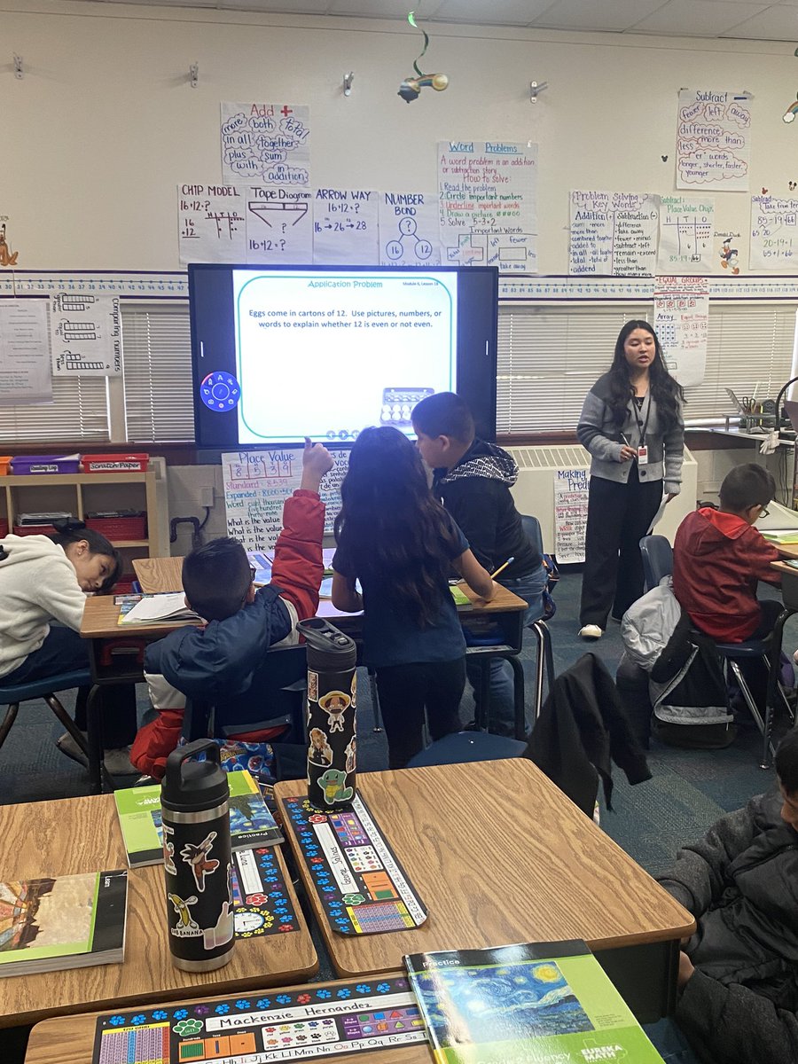 Back from Spring Break and these students are hard at work! Watching BTAP college student, Ms. Reynoso, teach an interactive math lesson to her 2nd graders @VersiaFWISD was a great way to start the day! @EmilyACamarena #BilingualEducation #FutureTeacher