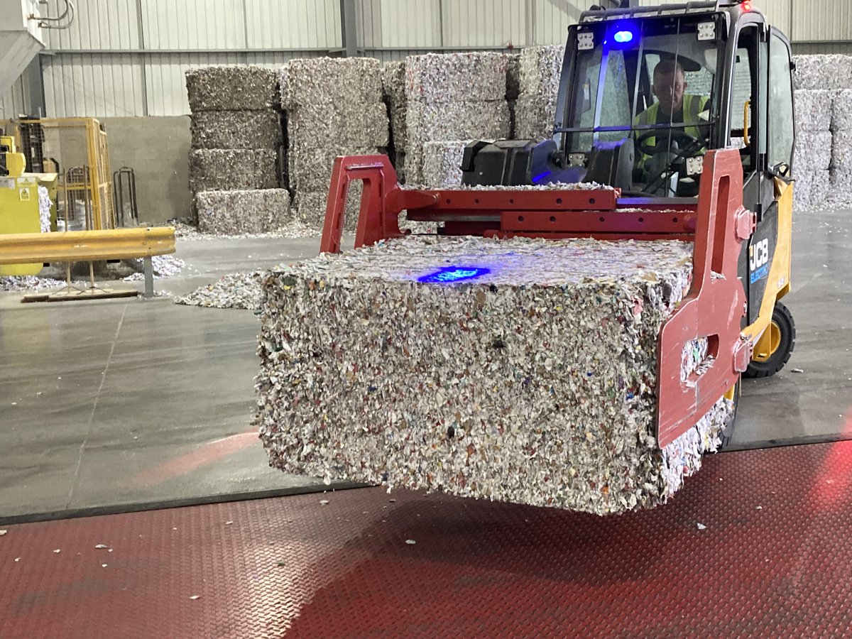 Its #GlobalRecyclingDay CHP diverted 273,242kg confidential waste from landfill with @datashreduk in 2022/23 That's 4622 trees saved + 164,545kg CO2e not released into the atmosphere The paper is turned into paper towels + cardboard #GreenerNHS Read: tinyurl.com/wastepaper2023