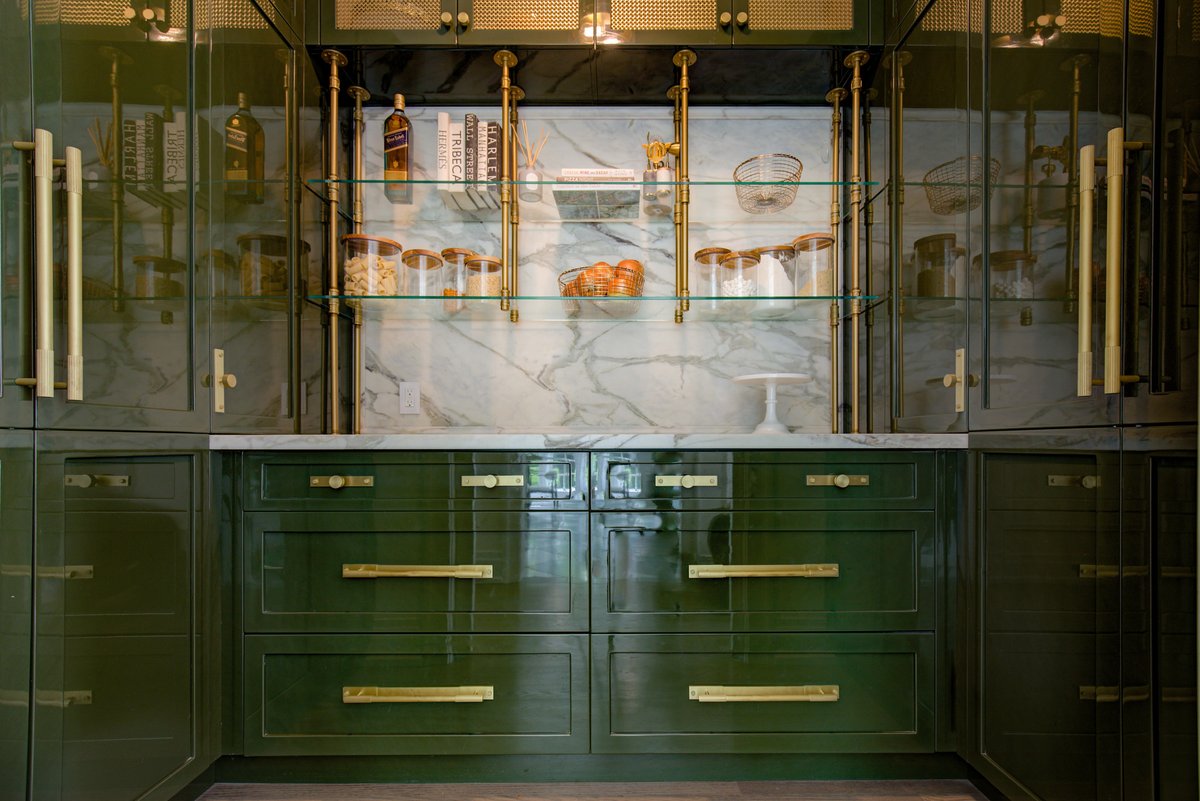 'Does this shade of green gloss in the gorgeous pantry qualify for St. Patrick's Day green?'#thegalleyproducts 
#subzerowolfcove; 
#packardcabinetry; 
#Experience_The_Extraordinary
#kitchendesign
#highendkitchen
#customkitchen
#luxurykitchen
#moderndesign