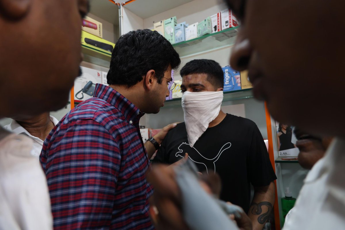 Tejasvi_Surya's tweet photo. Visited Mukesh, the shopkeeper who fell victim to a brutal assault by unruly youth for playing Bhajans at his premises. It's regrettable that under this Congress administration, such extremist elements feel empowered to target innocent individuals.

Urging @CPBlr to swiftly conduct an impartial investigation & arrest the radical youth.