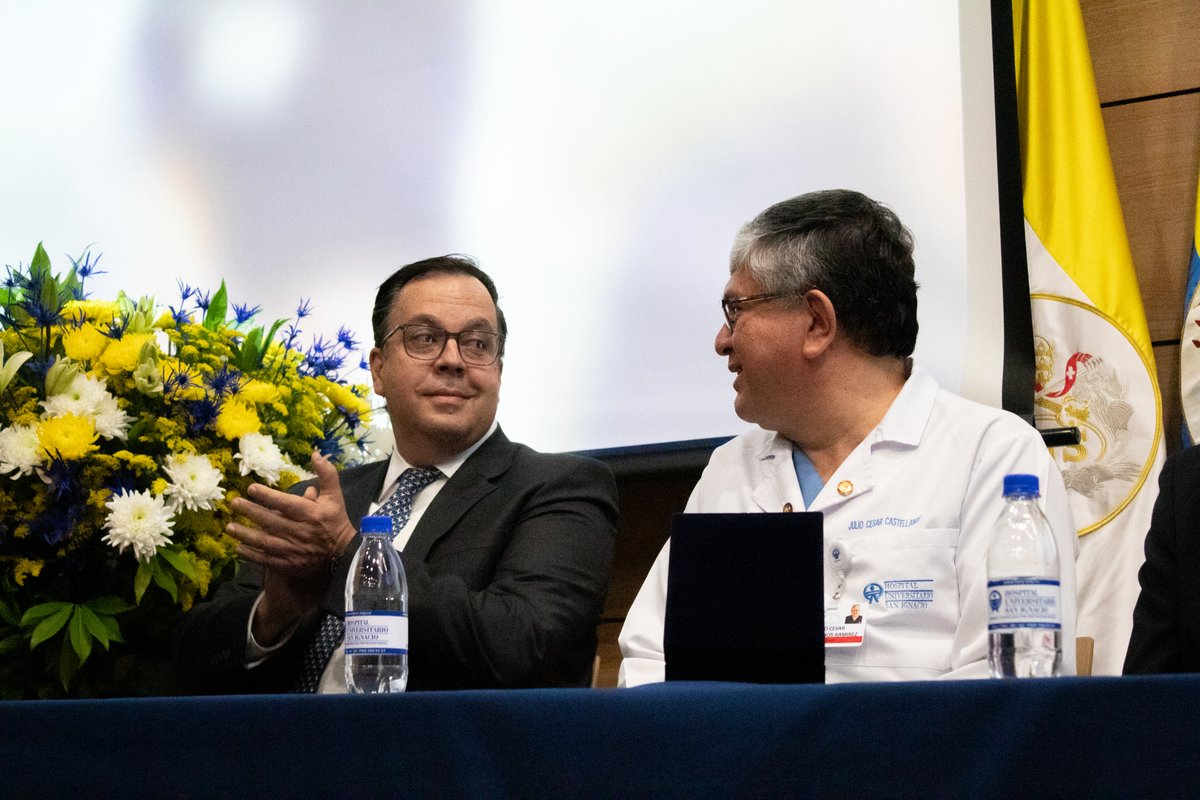 Un sentido homenaje a Julio Cesar Castellanos quien estuvo 18 años al frente de @HUSI_Investiga con una voz firme, exigente, serena y confiable. Así mismo, con ilusión renovada recibimos a Reinaldo Grueso como nuevo director, una persona comprometida con el servicio a los demás.