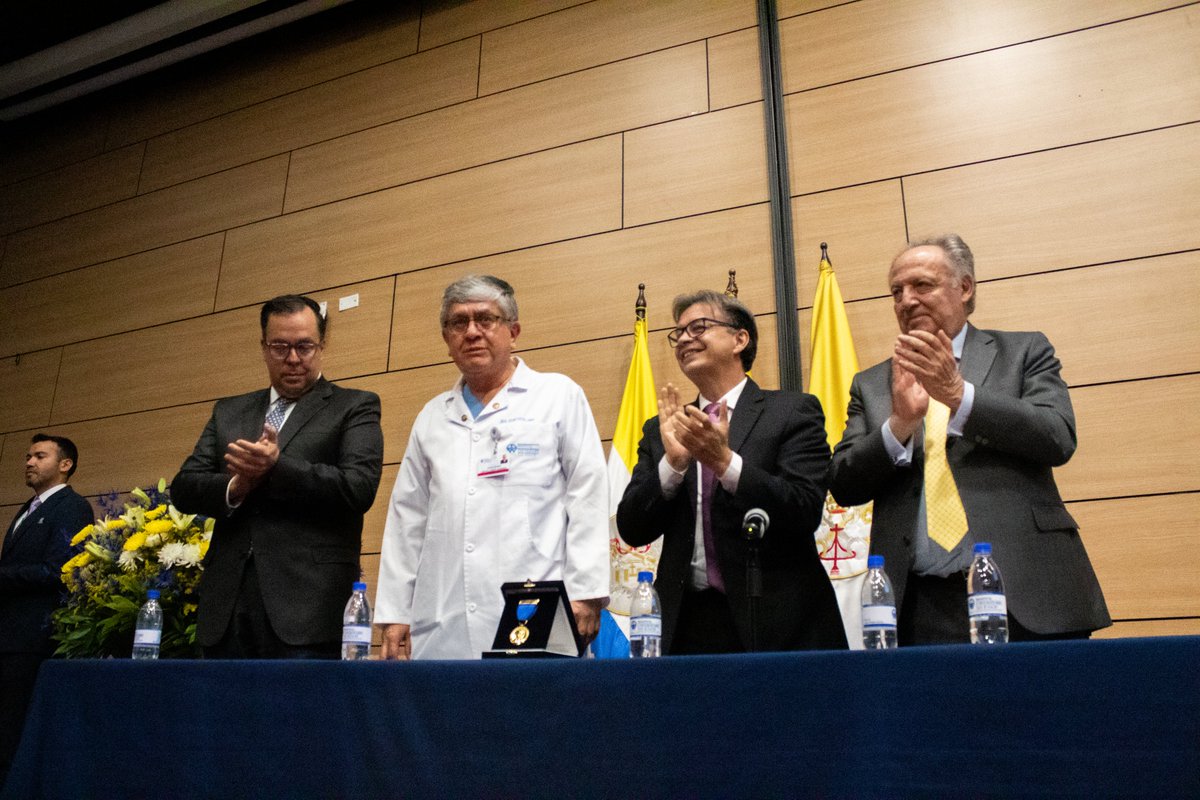 RectorJaveriana's tweet image. Un sentido homenaje a Julio Cesar Castellanos quien estuvo 18 años al frente de @HUSI_Investiga con una voz firme, exigente, serena y confiable. Así mismo, con ilusión renovada recibimos a Reinaldo Grueso como nuevo director, una persona comprometida con el servicio a los demás.