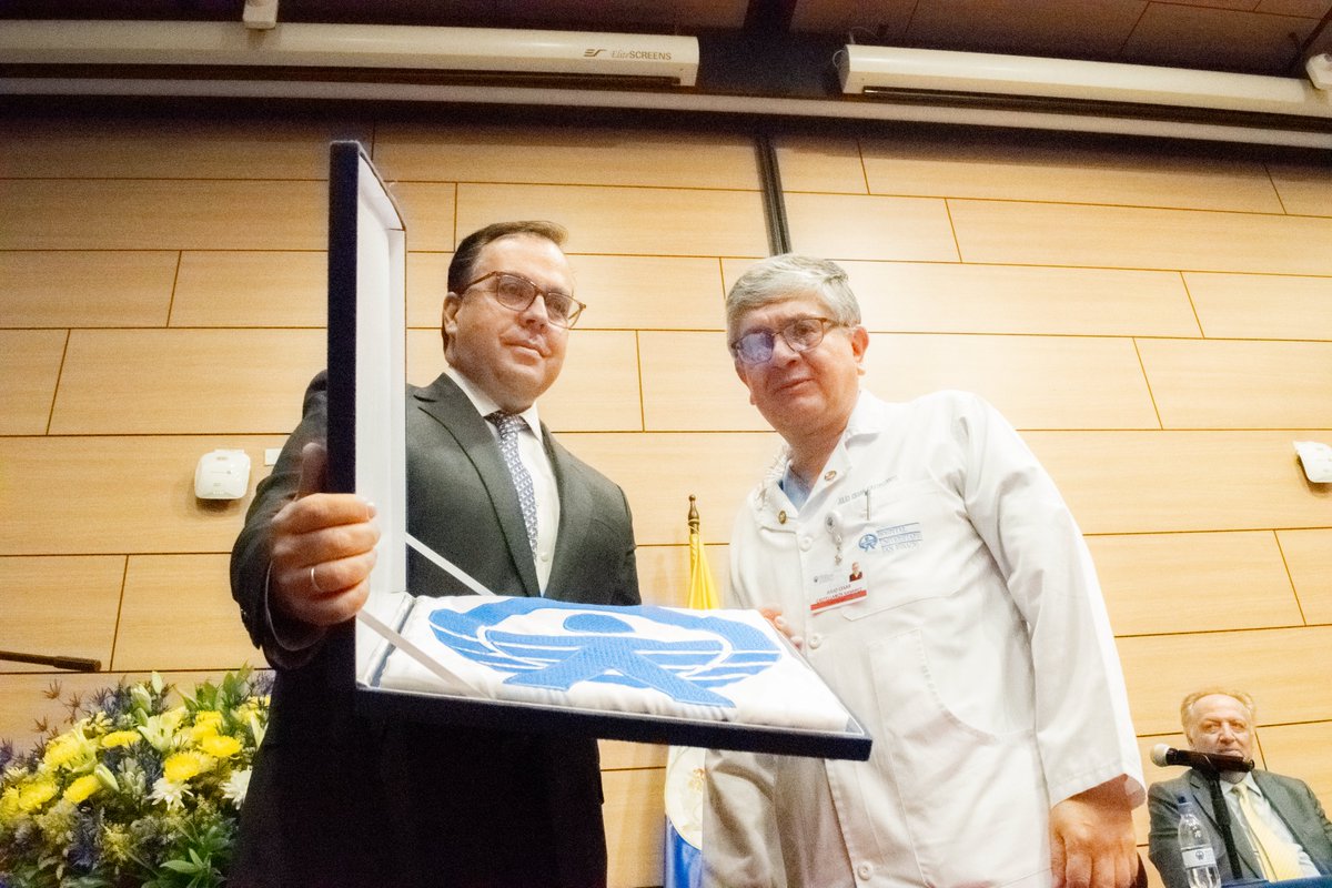 RectorJaveriana's tweet image. Un sentido homenaje a Julio Cesar Castellanos quien estuvo 18 años al frente de @HUSI_Investiga con una voz firme, exigente, serena y confiable. Así mismo, con ilusión renovada recibimos a Reinaldo Grueso como nuevo director, una persona comprometida con el servicio a los demás.